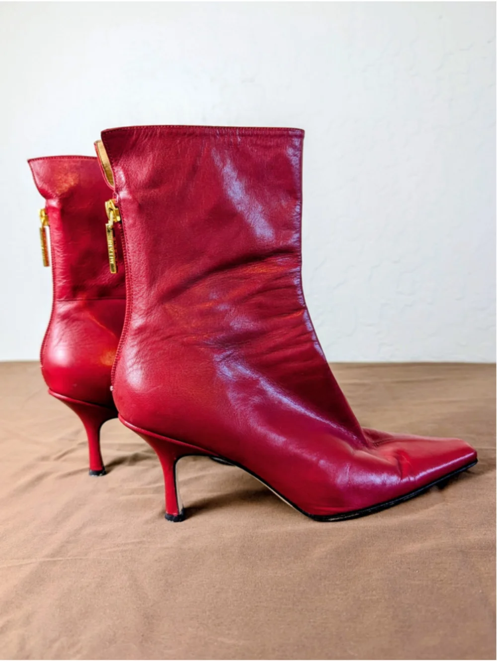 Vintage Antonio Melani Red Leather Pointed Toe Ankle Boots Y2K Gold Zip 7.5